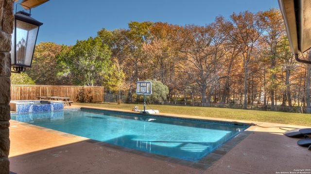 6454 N Us Highway 83, Leakey, TX 78873