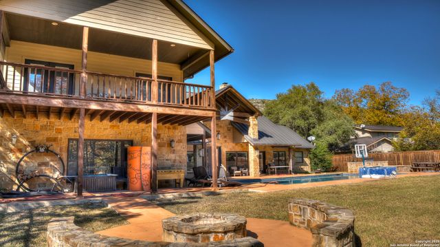 6454 N Us Highway 83, Leakey, TX 78873