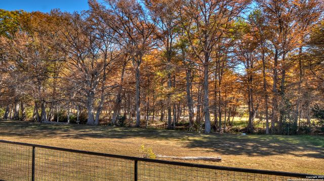 6454 N Us Highway 83, Leakey, TX 78873