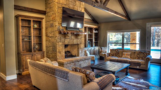 6454 N Us Highway 83, Leakey, TX 78873