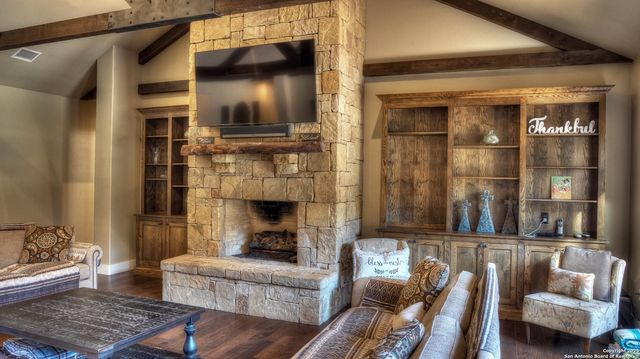 6454 N Us Highway 83, Leakey, TX 78873