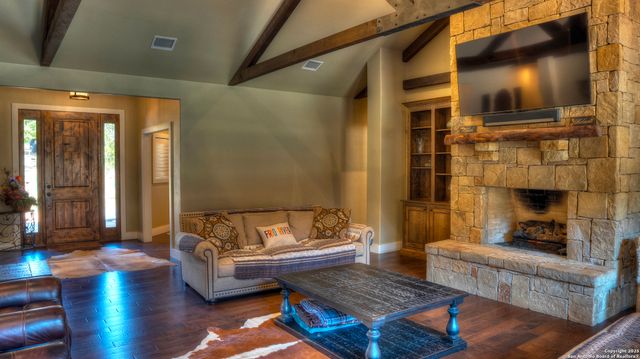 6454 N Us Highway 83, Leakey, TX 78873