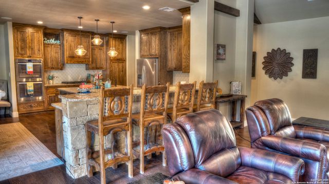 6454 N Us Highway 83, Leakey, TX 78873