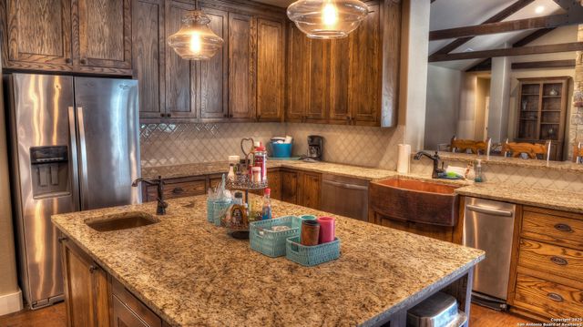 6454 N Us Highway 83, Leakey, TX 78873