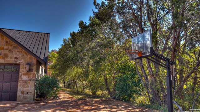 6454 N Us Highway 83, Leakey, TX 78873