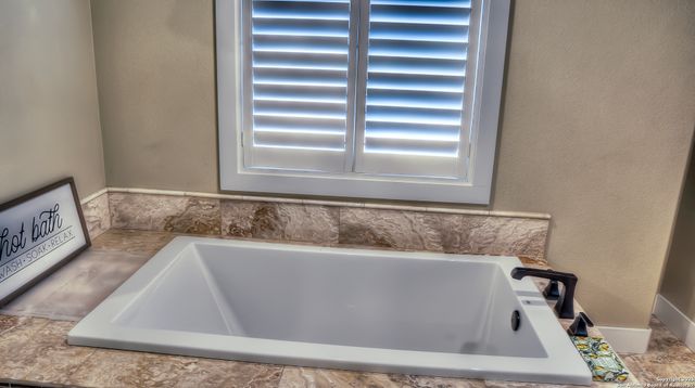 6454 N Us Highway 83, Leakey, TX 78873