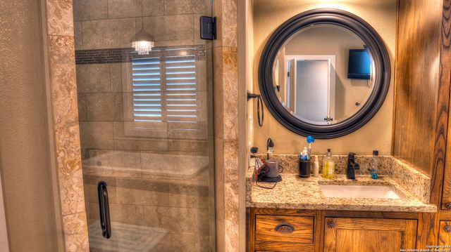 6454 N Us Highway 83, Leakey, TX 78873