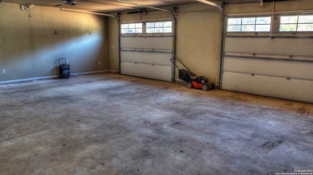 6454 N Us Highway 83, Leakey, TX 78873