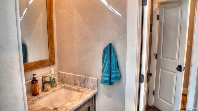 6454 N Us Highway 83, Leakey, TX 78873