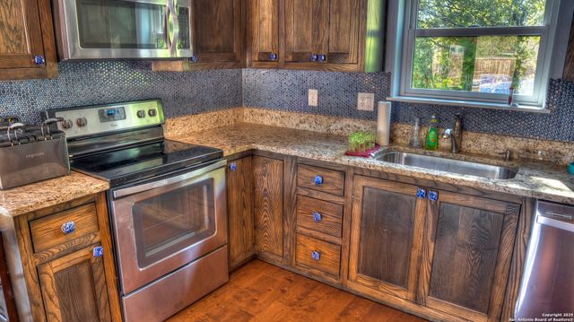 6454 N Us Highway 83, Leakey, TX 78873