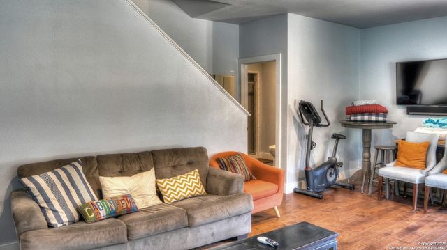 6454 N Us Highway 83, Leakey, TX 78873