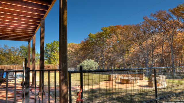 6454 N Us Highway 83, Leakey, TX 78873
