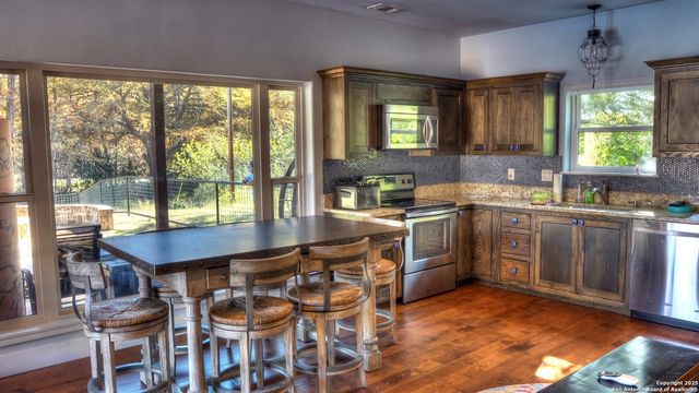 6454 N Us Highway 83, Leakey, TX 78873