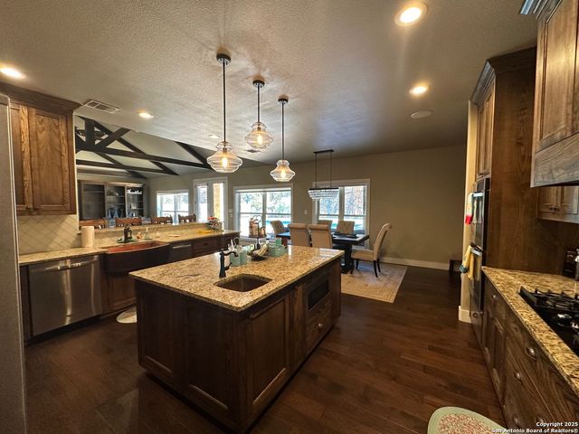 6454 N Us Highway 83, Leakey, TX 78873