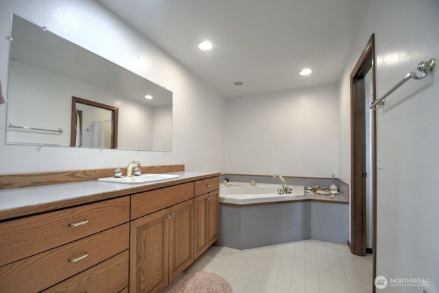 77 Rue Creek Road, Menlo, WA 98577