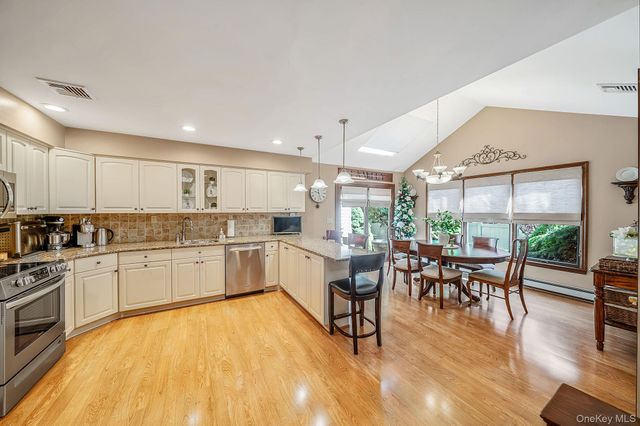 16 Lakecrest Lane, Ronkonkoma, NY 11779