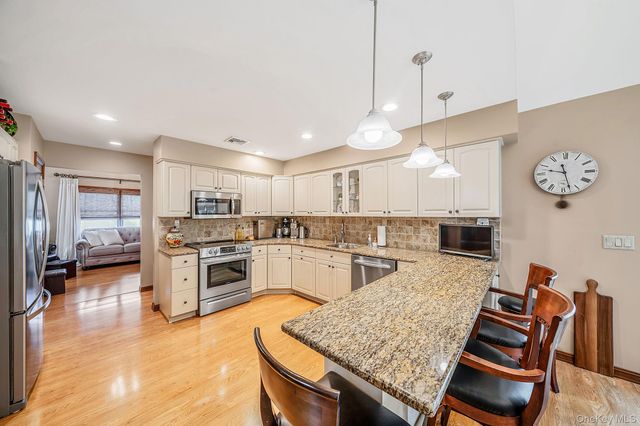 16 Lakecrest Lane, Ronkonkoma, NY 11779