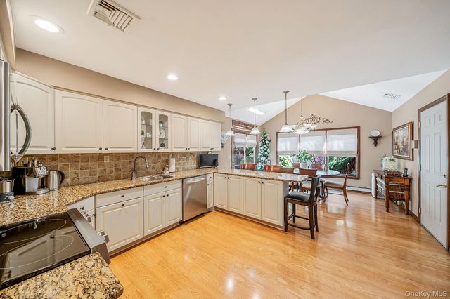 16 Lakecrest Lane, Ronkonkoma, NY 11779