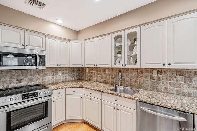 16 Lakecrest Lane, Ronkonkoma, NY 11779