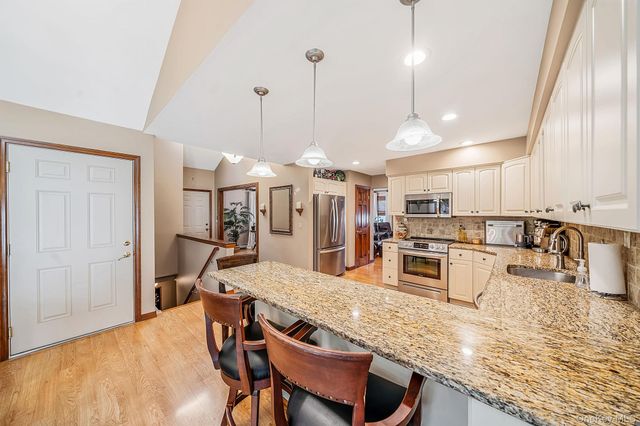 16 Lakecrest Lane, Ronkonkoma, NY 11779