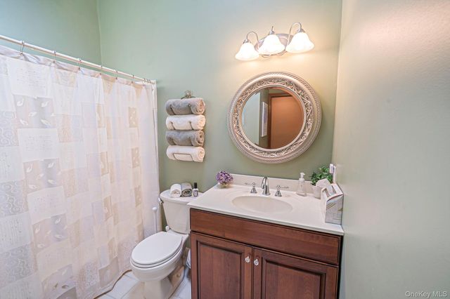 16 Lakecrest Lane, Ronkonkoma, NY 11779