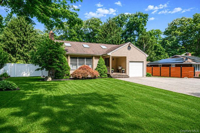 16 Lakecrest Lane, Ronkonkoma, NY 11779