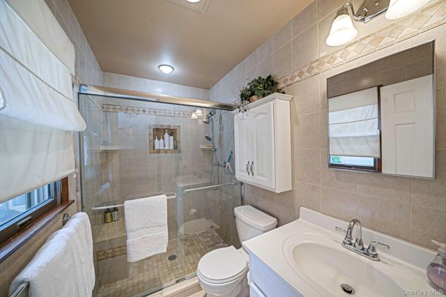 16 Lakecrest Lane, Ronkonkoma, NY 11779