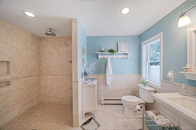 16 Lakecrest Lane, Ronkonkoma, NY 11779