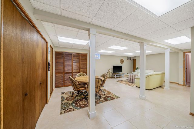 16 Lakecrest Lane, Ronkonkoma, NY 11779