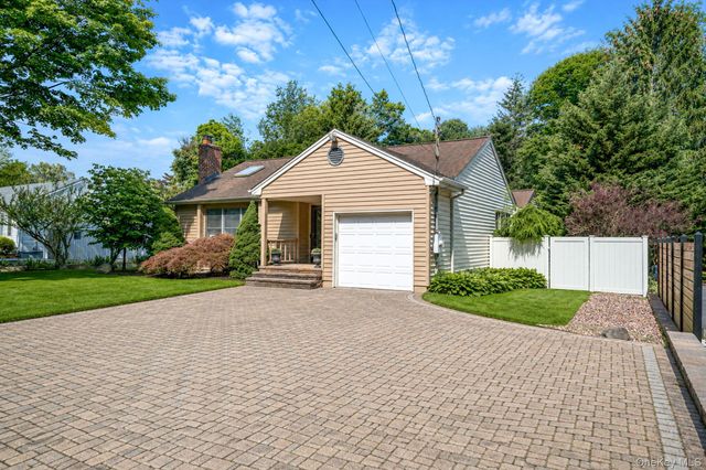 16 Lakecrest Lane, Ronkonkoma, NY 11779