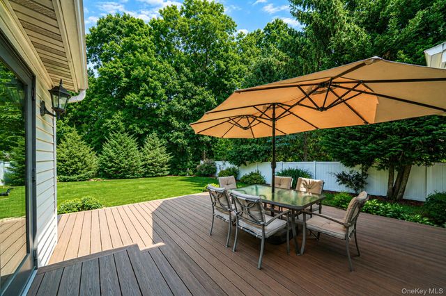 16 Lakecrest Lane, Ronkonkoma, NY 11779