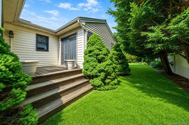 16 Lakecrest Lane, Ronkonkoma, NY 11779