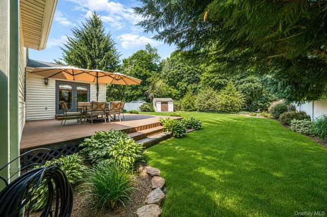 16 Lakecrest Lane, Ronkonkoma, NY 11779
