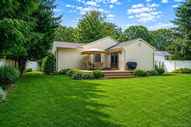 16 Lakecrest Lane, Ronkonkoma, NY 11779