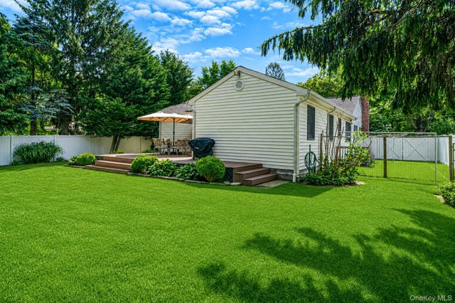 16 Lakecrest Lane, Ronkonkoma, NY 11779