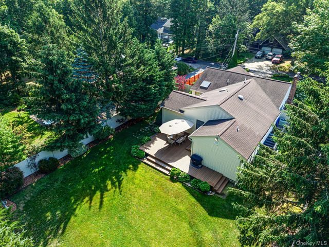 16 Lakecrest Lane, Ronkonkoma, NY 11779
