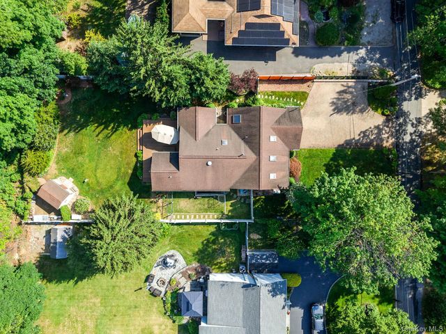 16 Lakecrest Lane, Ronkonkoma, NY 11779