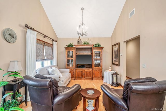 16 Lakecrest Lane, Ronkonkoma, NY 11779