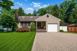 16 Lakecrest Lane, Ronkonkoma, NY 11779