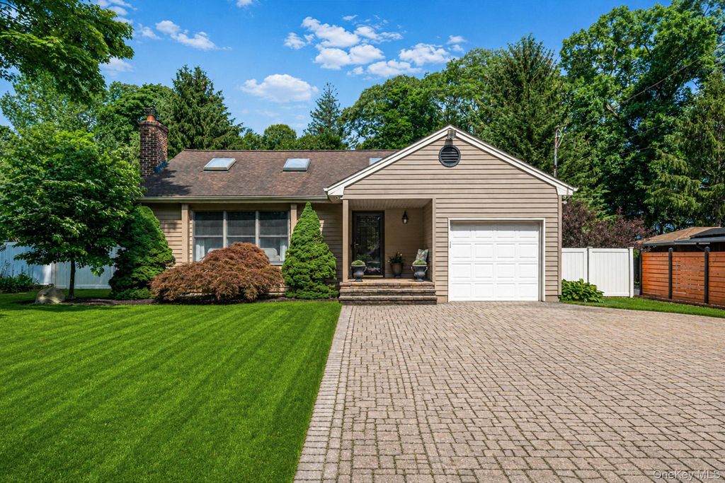 16 Lakecrest Lane, Ronkonkoma, NY 11779