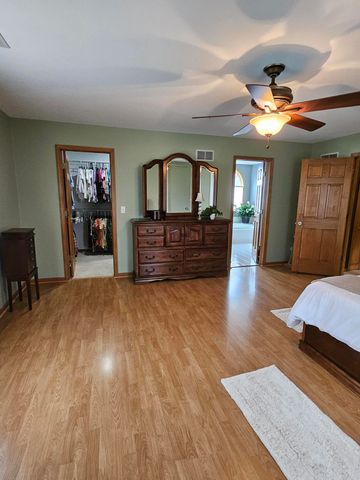 213 Windy Oak Drive, Hebron, IN 46341