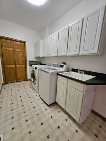 213 Windy Oak Drive, Hebron, IN 46341