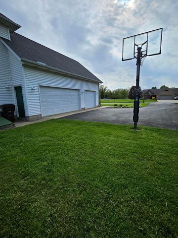 213 Windy Oak Drive, Hebron, IN 46341
