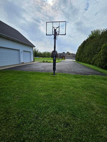 213 Windy Oak Drive, Hebron, IN 46341