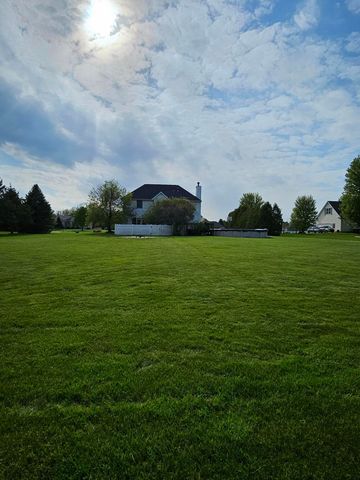 213 Windy Oak Drive, Hebron, IN 46341
