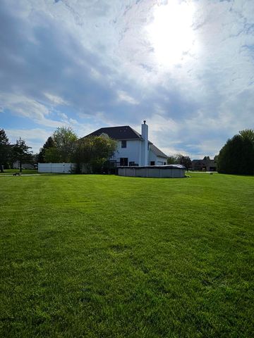 213 Windy Oak Drive, Hebron, IN 46341