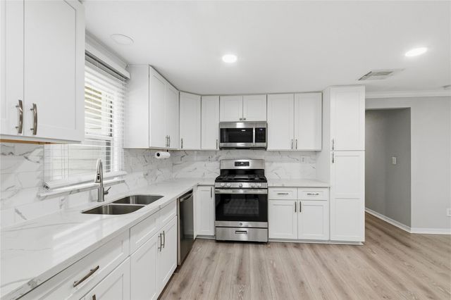 7021 2nd Street, Hitchcock, TX 77563