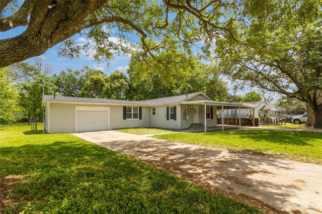 7021 2nd Street, Hitchcock, TX 77563