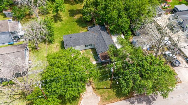 7021 2nd Street, Hitchcock, TX 77563