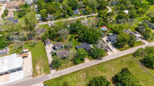 7021 2nd Street, Hitchcock, TX 77563